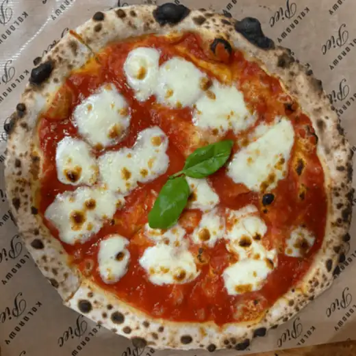 Pizza Margherita z góry, na papierze z logo Kolorowego Pieca