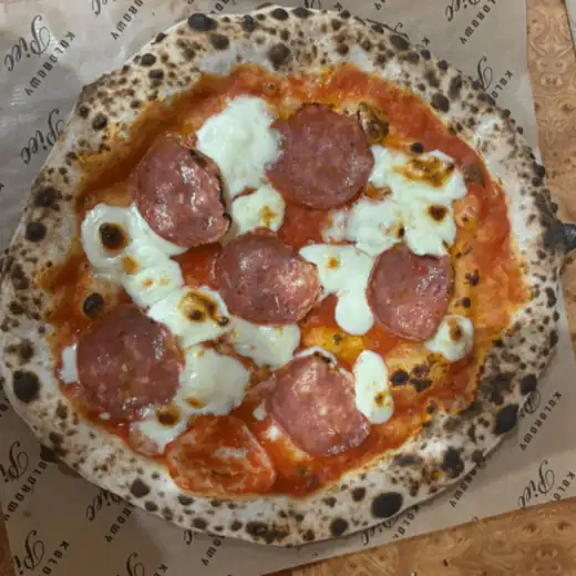 Pizza Salami Napoli z góry, na papierze z logo Kolorowego Pieca
