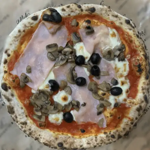 Pizza Capricciosa z góry, na papierze z logo Kolorowego Pieca