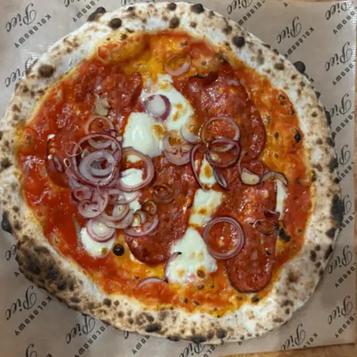 Pizza Salami Piccante z góry, na papierze z logo Kolorowego Pieca