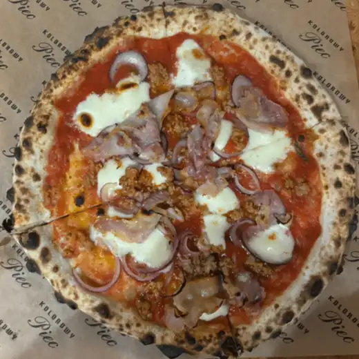 Pizza Mario z góry, na papierze z logo Kolorowego Pieca