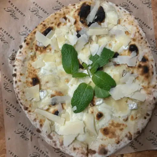 Pizza Quattro Formaggi z góry, na papierze z logo Kolorowego Pieca