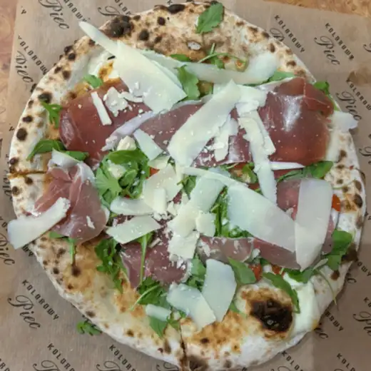Pizza Parma z góry, na papierze z logo Kolorowego Pieca