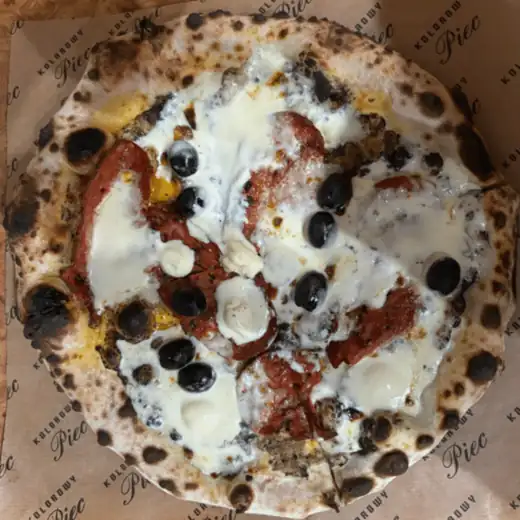 Pizza Truflowa z góry, na papierze z logo Kolorowego Pieca