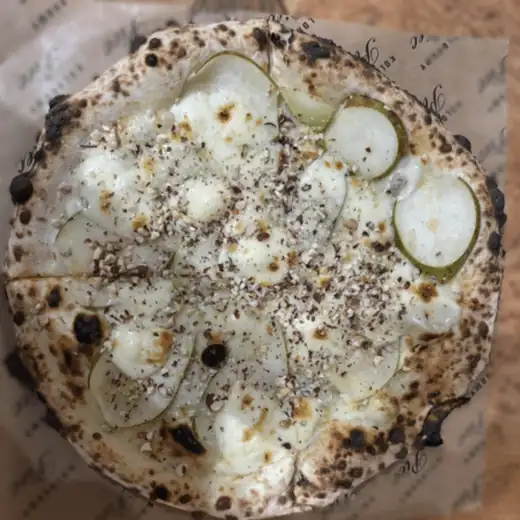 Pizza Gruszka z góry, na papierze z logo Kolorowego Pieca