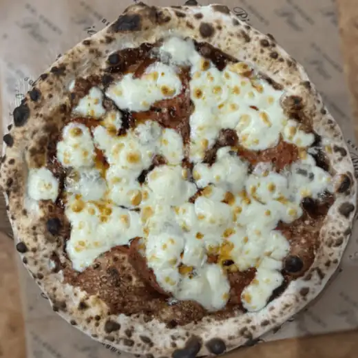 Pizza Śliwa z góry, na papierze z logo Kolorowego Pieca